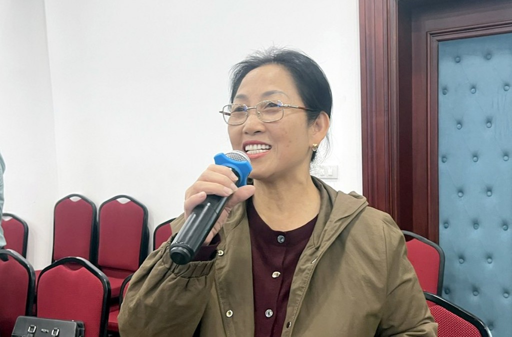 Chị Lê Thị Thu, Hội Liên hiệp Phụ nữ phường Cầu Giấy nêu câu hỏi