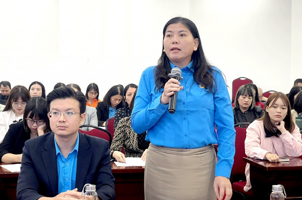 Chị Lê Thị Hà, Công đoàn phường Cầu Giấy đặt câu hỏi với chuyên gia
