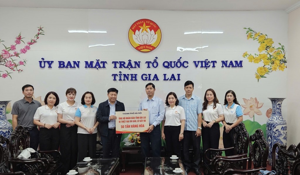 50 tấn hàng hóa cứu trợ của thành phố Hà Nội gồm gạo, lương thực, quần áo ấm, chăn màn, các vật dụng thiết yếu, thuốc men... được trao tới đại diện Nhân dân tỉnh Gia Lai (Ảnh H.Quảng)