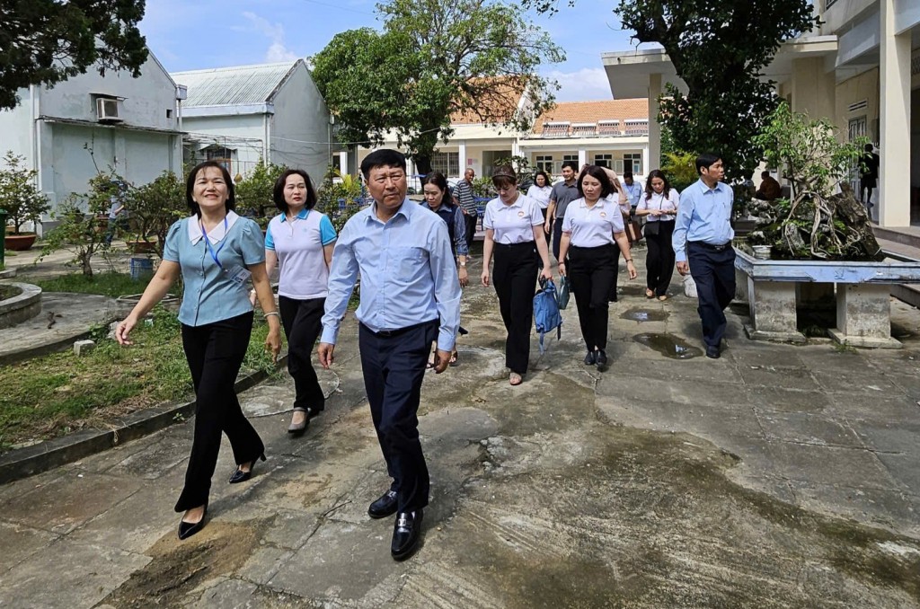 Đoàn đến thăm và tặng quà tại Trung tâm bảo trợ xã hội An Nhơn, bị ảnh hưởng bởi mưa lớn kéo dài (Ảnh H.Quảng)