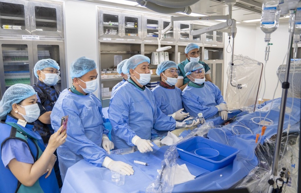 Bệnh viện Đa khoa Kiên Giang triển khai thành công bóng phá vôi cơ học LithiX HC trên bệnh nhân 95 tuổi