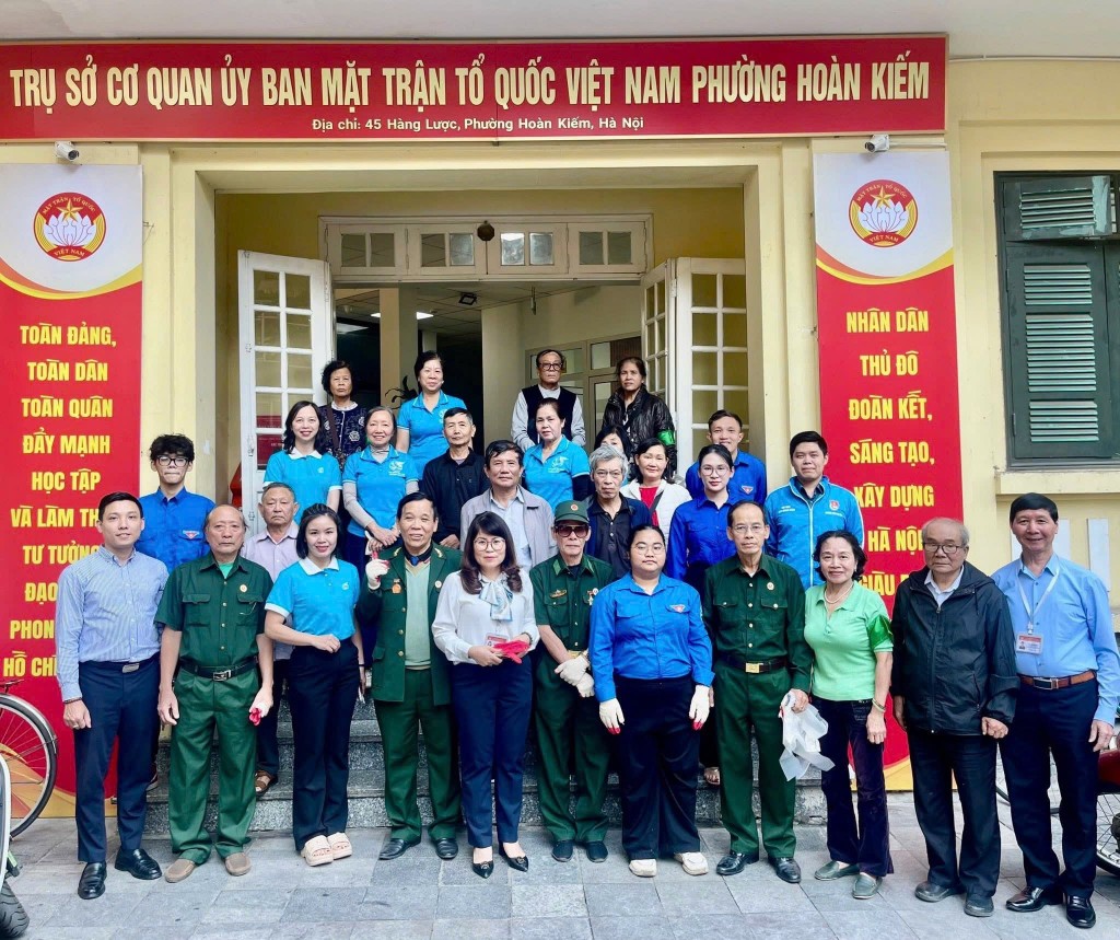 Chủ tịch Ủy ban MTTQ Việt Nam phường Hoàn Kiếm Nguyễn Thị Ngọc Anh (áo trắng, hàng đầu) động viên các lực lượng Cựu chiến binh, Hội phụ nữ ra quân chương trình “Vì Hoàn Kiếm Xanh”