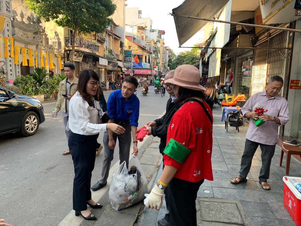 Lãnh đạo Ủy ban MTTQ Việt Nam phường Hoàn Kiếm chung tay dọn vệ sinh môi trường với các lực lượng