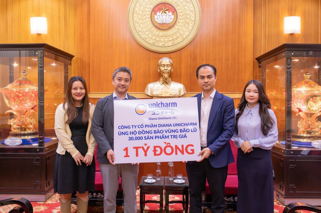 Đại diện Diana Unicharm trao tặng ủng hộ tới Ủy ban Trung ương MTTQ Việt Nam
