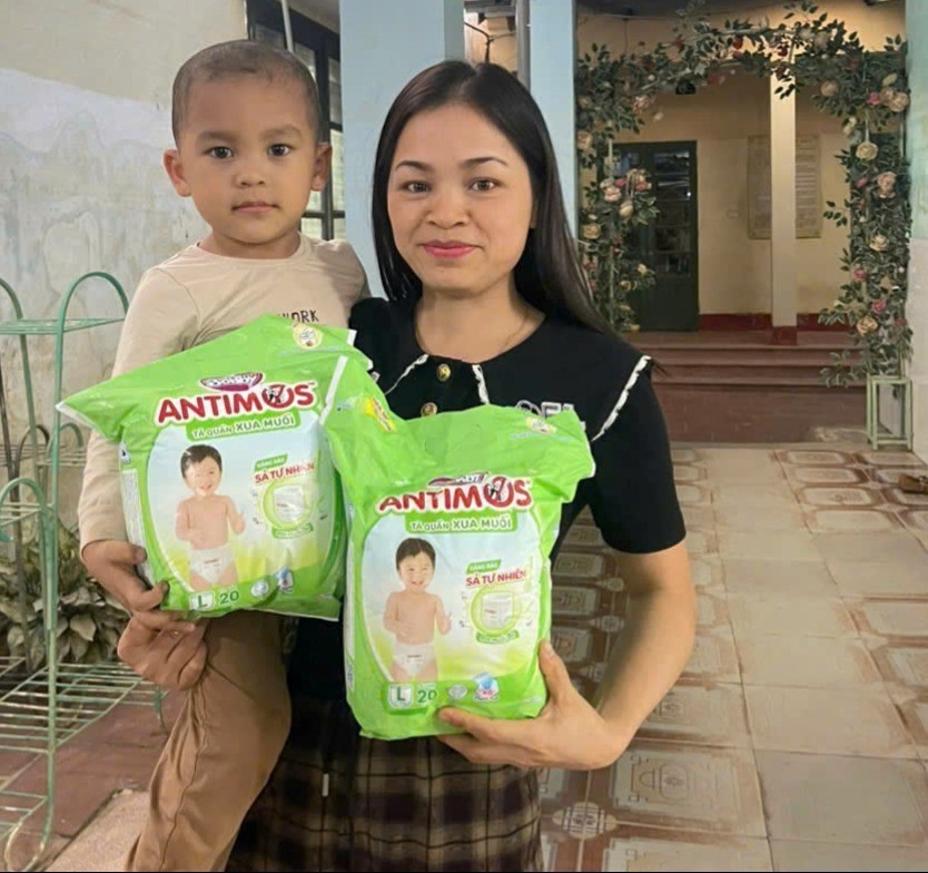  15,000 gói tã trẻ em xua muỗi và khăn lau xua muỗi Bobby Antimos đã được trao tới trẻ em và phụ nữ vùng lũ phòng dịch sốt xuất huyết.