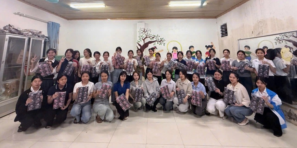 45,000 gói băng vệ sinh Diana và dung dịch vệ sinh Fresh & Care dành tặng phụ nữ vùng lũ