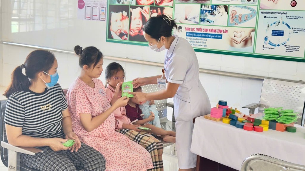 Khăn lau xua muỗi Bobby Antimos tặng phụ nữ mang thai trước mùa cao điểm sốt xuất huyết