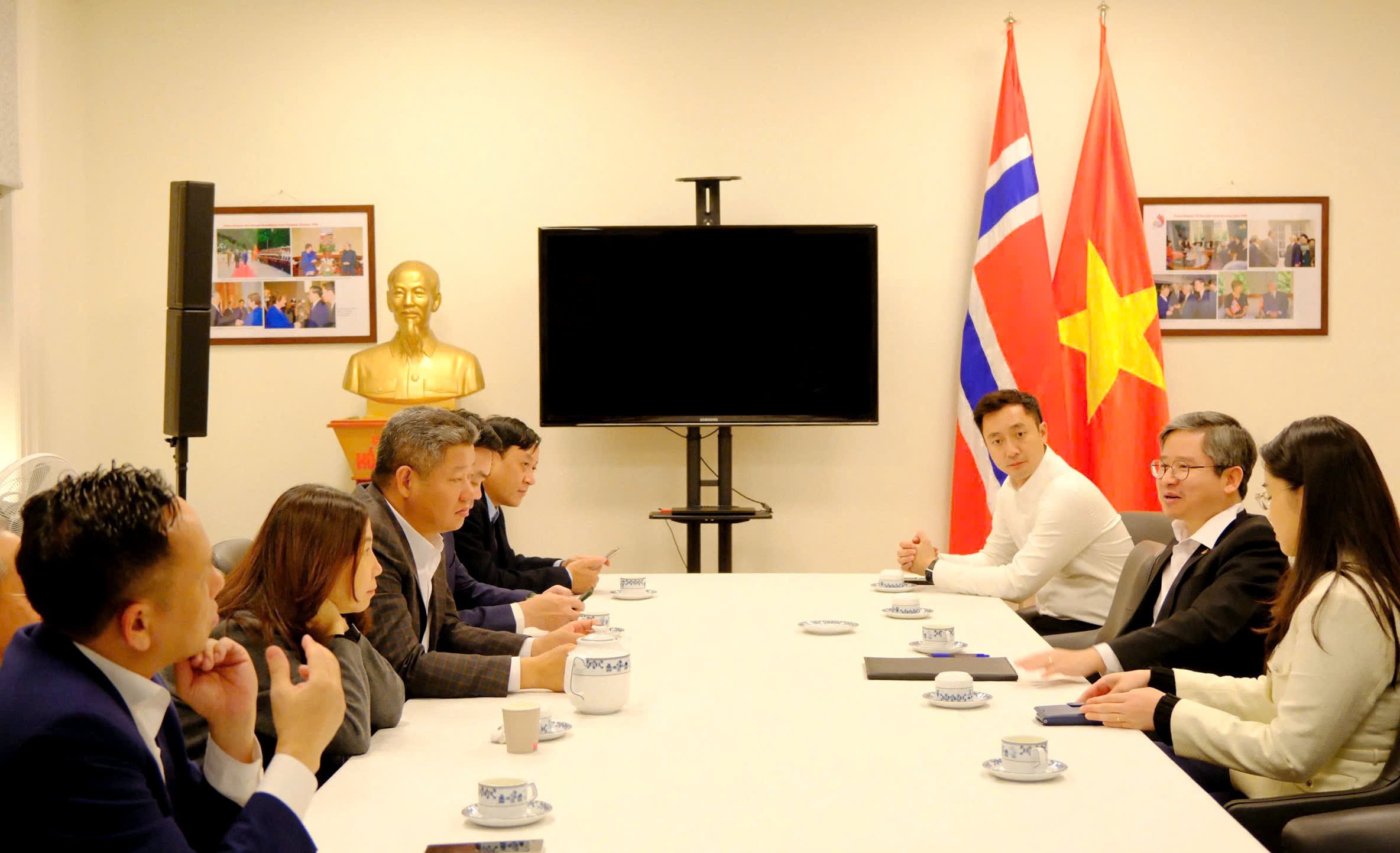 Phó Chủ tịch UBND Thành phố Nguyễn Mạnh Quyền làm việc với Đại sứ quán Việt Nam tại Na Uy