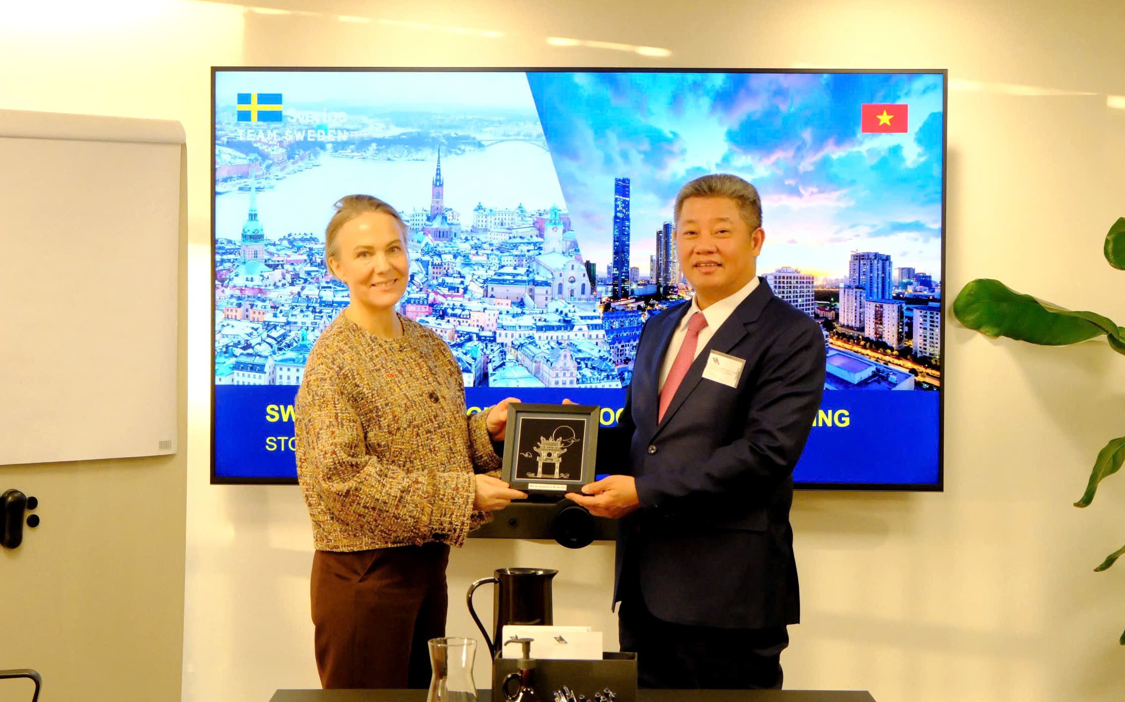 Phó Chủ tịch UBND Thành phố Nguyễn Mạnh Quyền tặng quà lưu niệm cho đối tác Thụy Điển