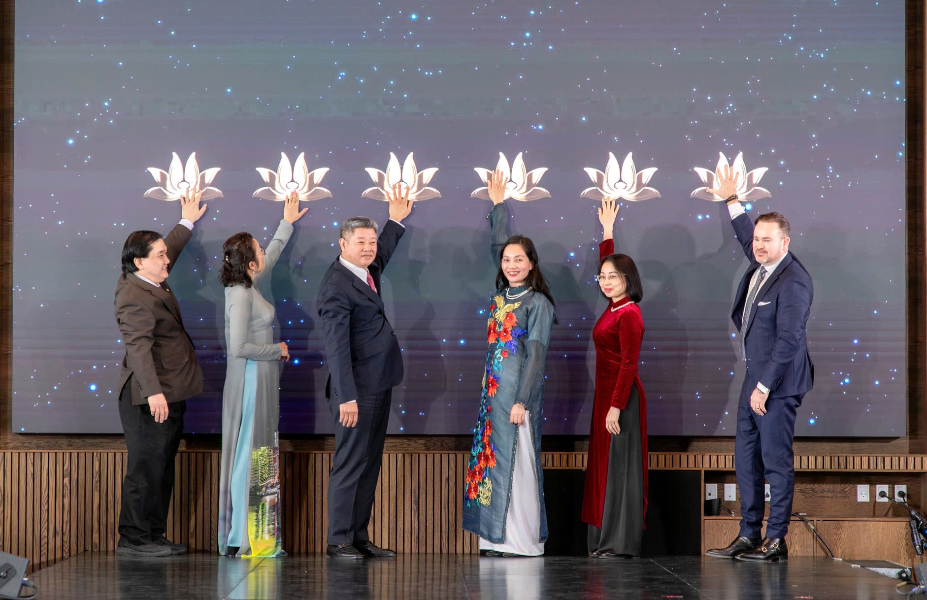 Phó Chủ tịch UBND Thành phố Nguyễn Mạnh Quyền cùng các đại biểu thực hiện nghi thức công bố đường bay thẳng Hồ Chí Minh - Copenhagen của Vietnam Airlines