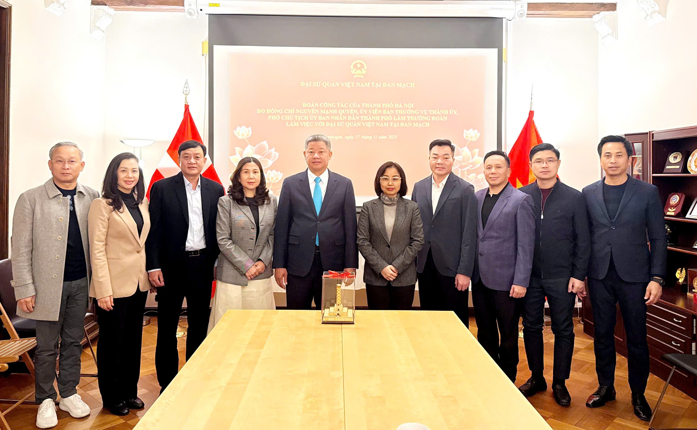 Phó Chủ tịch UBND thành phố Hà Nội Nguyễn Mạnh Quyền thăm Đại sứ quán Việt Nam tại Copenhagen, Đan Mạch