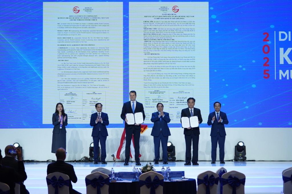 ông bố Tuyên bố chung giữa TP Hồ Chí Minh và Diễn đàn Kinh tế Thế giới ông bố Tuyên bố chung giữa TP Hồ Chí Minh và Diễn đàn Kinh tế Thế giới