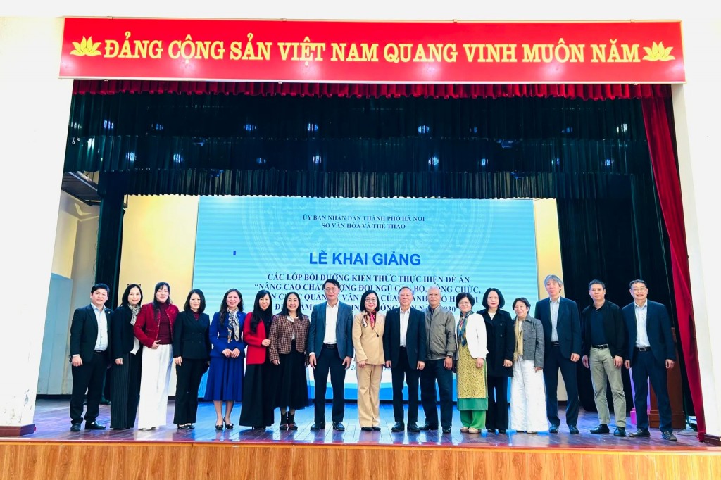 Các đại biểu và học viên chụp ảnh lưu niệm tại Lễ khai giảng khóa học (Ảnh: Trần Oanh)