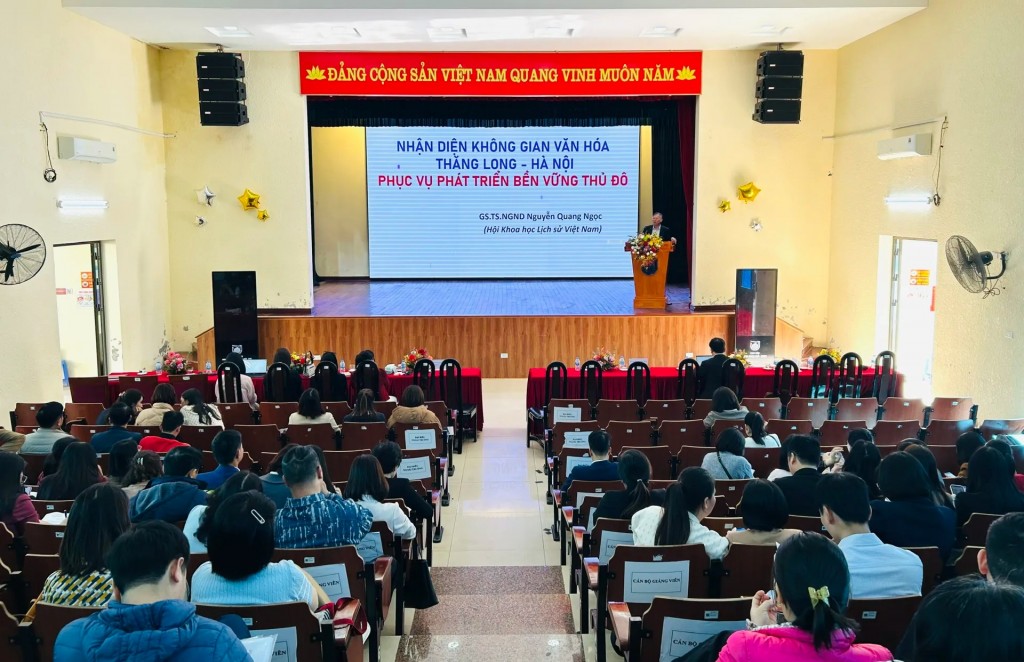 GS.TS.NGND Nguyễn Quang Ngọc giảng chuyên đề “Nhận diện không gian văn hóa Thăng Long – Hà Nội phục vụ phát triển bền vững Thủ đô” (Ảnh: Trần Oanh)