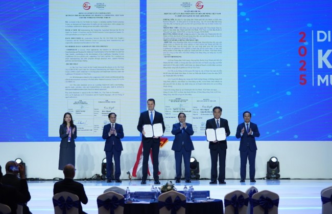 ông bố Tuyên bố chung giữa TP Hồ Chí Minh và Diễn đàn Kinh tế Thế giới