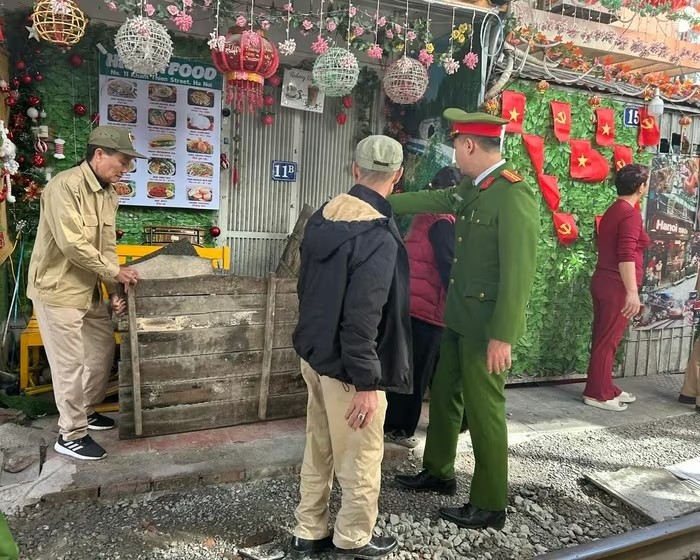 Kiên quyết xử lý hành vi lấn chiếm hành lang an toàn đường sắt