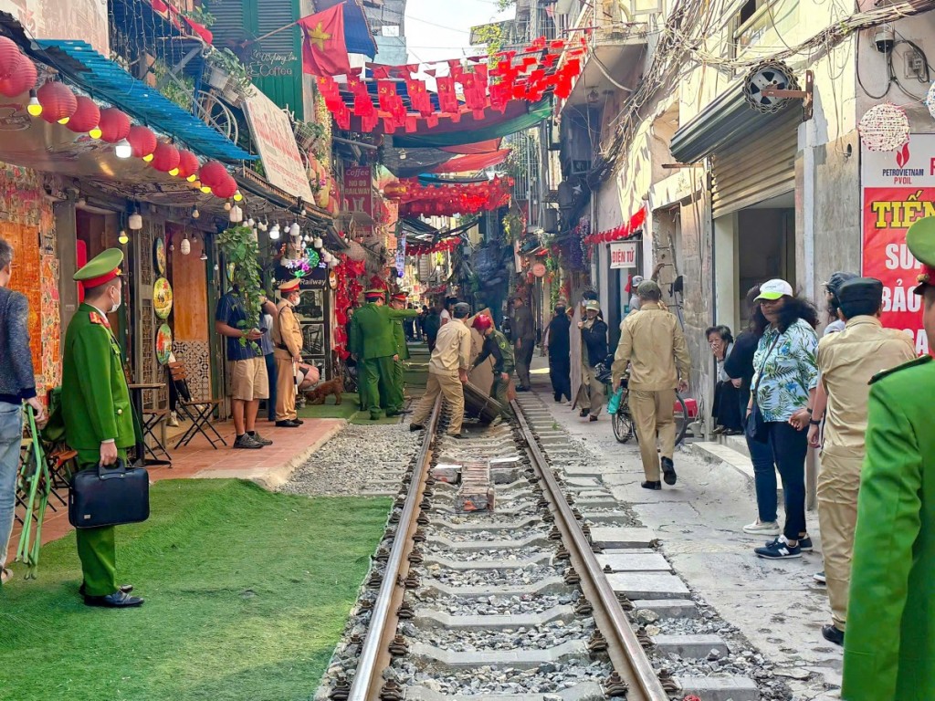 Kiên quyết xử lý hành vi lấn chiếm hành lang an toàn đường sắt