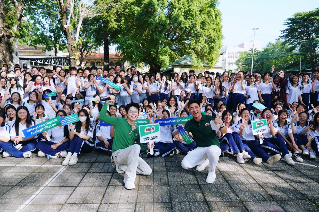 Duy Khánh giao lưu cùng học sinh trường TPHT Hùng Vương