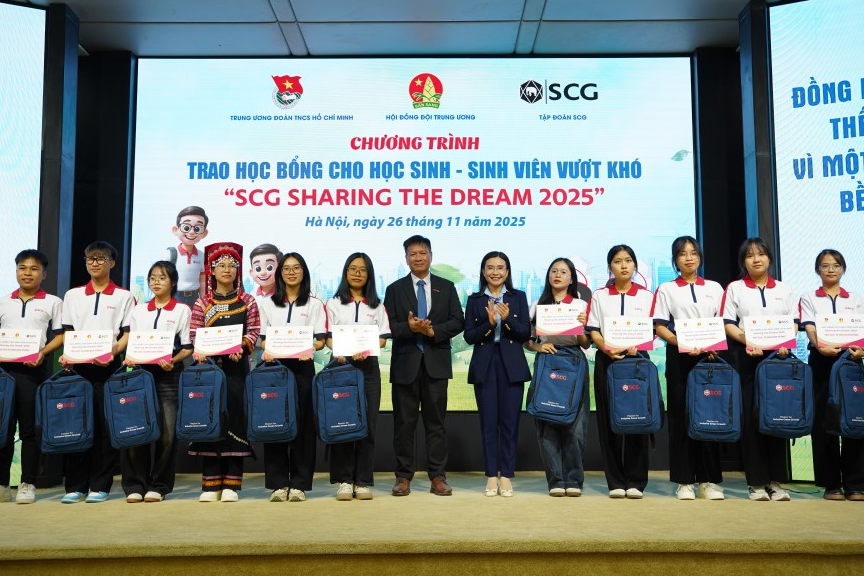 Các vị đại biểu trao học bổng đến sinh viên 