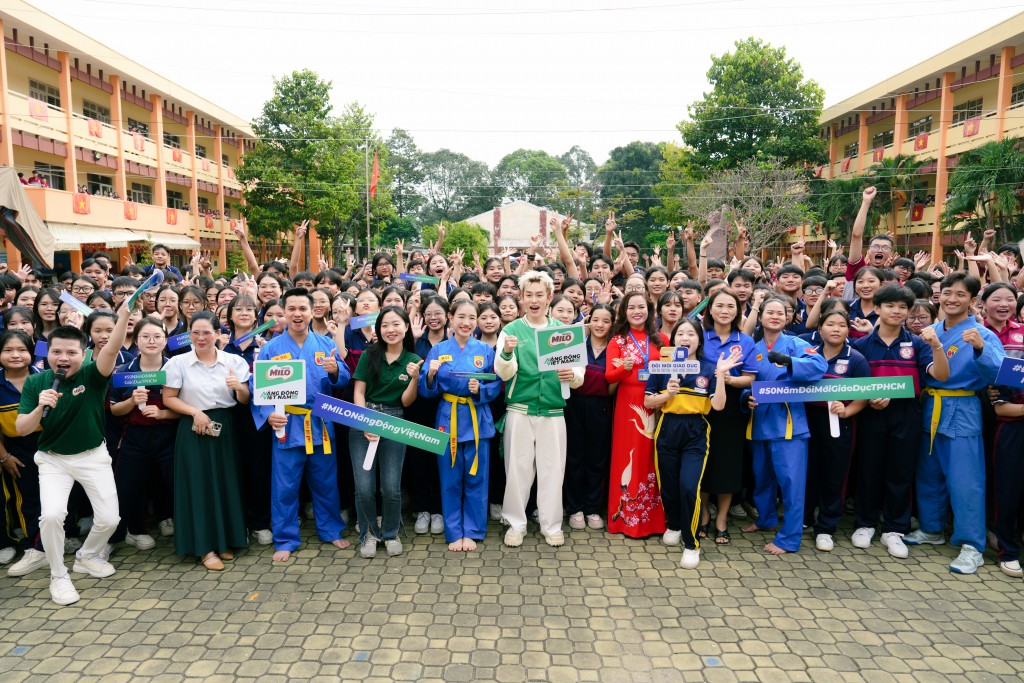 Kay Trần giao lưu cùng học sinh trường THPT Tạ Quang Bửu