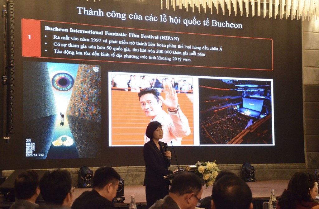 Giáo sư Kang Hyun Jong, Trưởng khoa nhân vật và hoạt hình, Đại học Yuhsn (Hàn Quốc) đề xuất biến khu vực biển Mỹ Khê (Đà Nẵng) thành “canvas khổng lồ” với AI và văn hóa (Ảnh Đ.Minh)