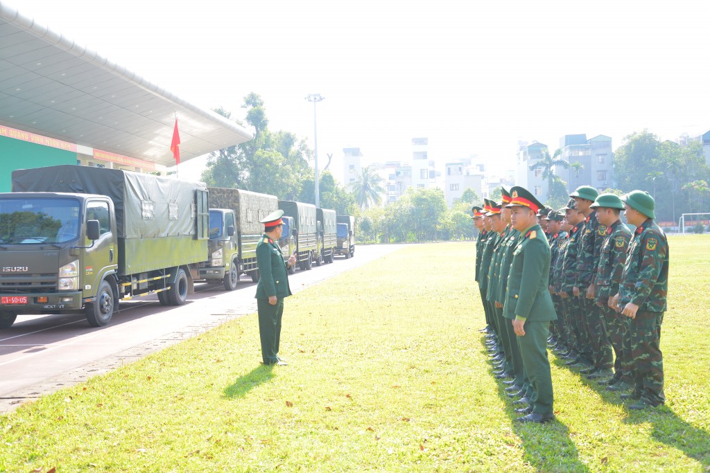 Chỉ huy Phòng Vận tải – Xăng dầu quán triệt, mục đích yêu cầu đối với cán bộ, chiến sỹ trước giờ tham gia thực hiện nhiệm vụ cứu trợ