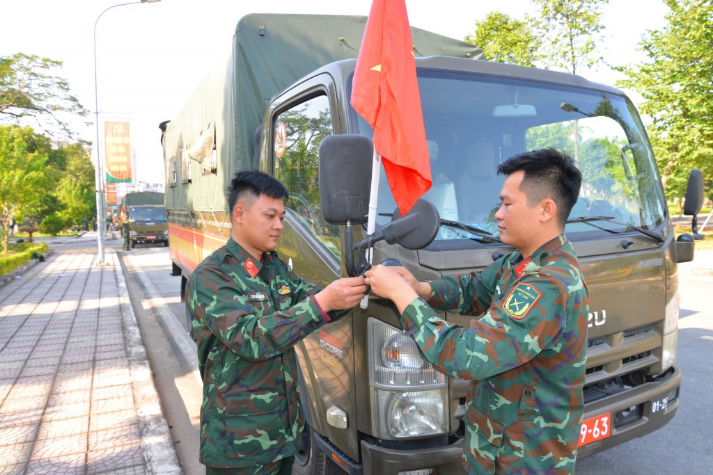 Các bộ, chiến sĩ Bộ Tư lệnh Thủ đô Hà Nội gấp rút làm công tác chuẩn bị sẵn sàng lên đường khi có lệnh
