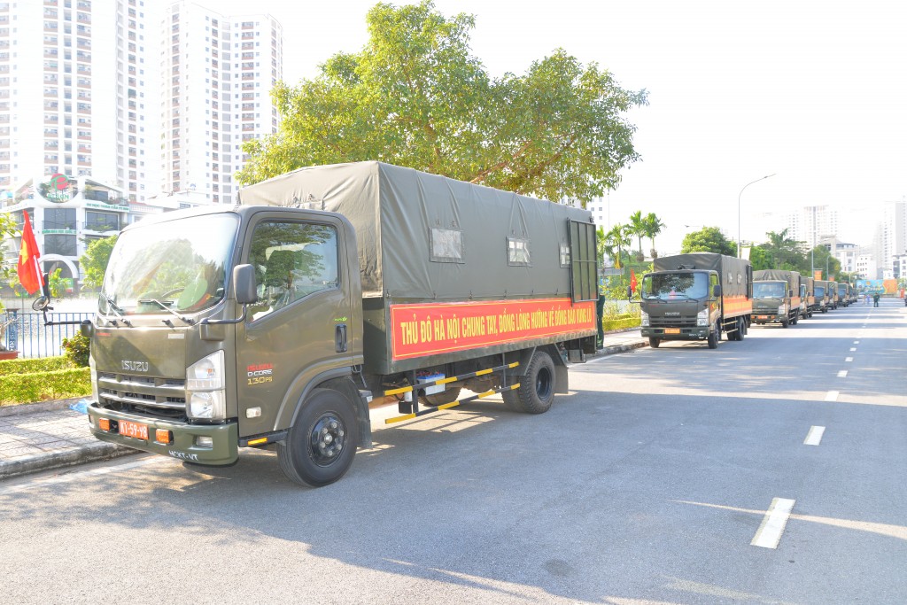 Đoàn xe sẵn sàng vượt 1200km mang 30 tấn hàng hóa là tấm lòng của cán bộ, chiến sỹ và người dân Thủ đô tới đồng bào Gia Lai