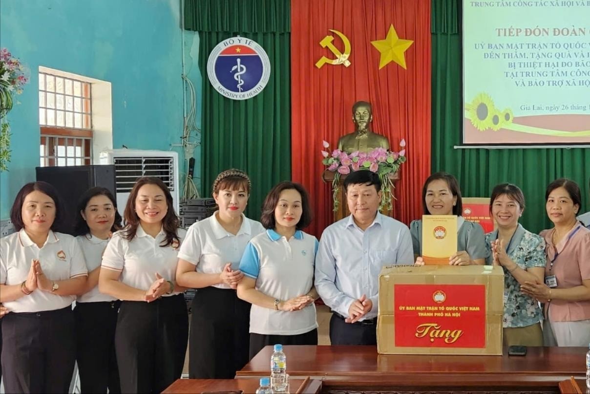 Đoàn công tác Ủy ban MTTQ Việt Nam thành phố Hà Nội tặng quà Trung tâm công tác xã hội và bảo trợ xã hội An Nhơn