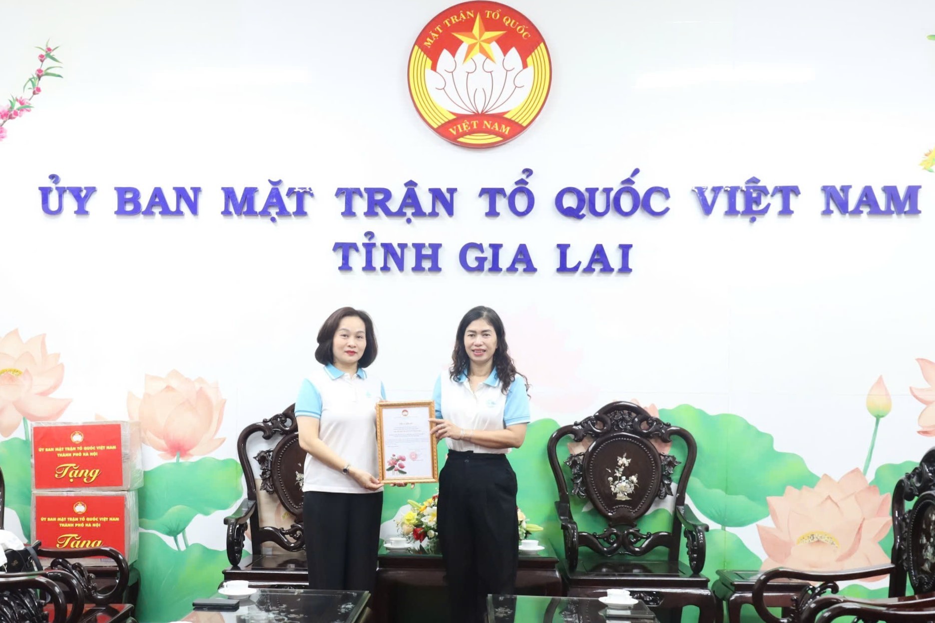 Phó Chủ tịch Thường trực Hội Liên hiệp phụ nữ thành phố Hà Nội Phạm Thị Thanh Hương trao biển hỗ trợ mái ấm tình thương, mô hình sinh kế đến đại diện Hội Liên hiệp phụ nữ tỉnh Gia Lai