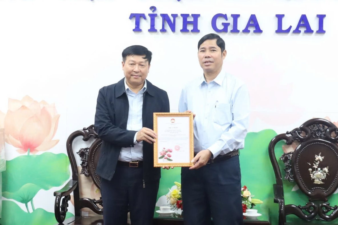 Phó Chủ tịch Thường trực Ủy ban MTTQ Việt Nam tỉnh Gia Lai Trần Minh Sơn trao thư cảm ơn đến Trưởng đoàn công tác Ủy ban MTTQ Việt Nam thành phố Hà Nội.
