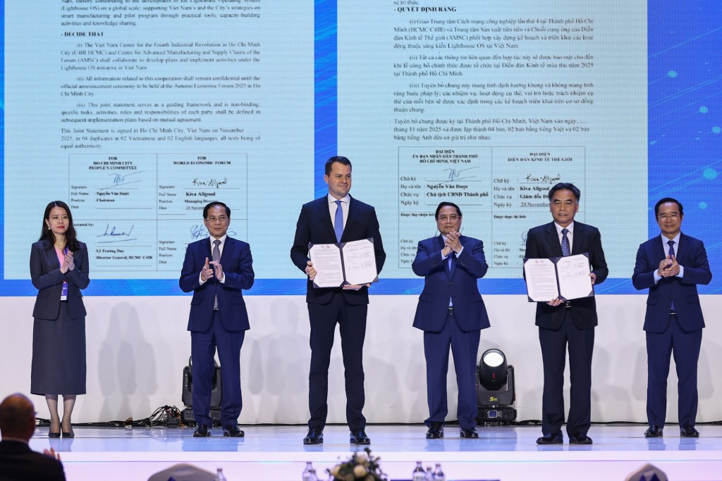 Thủ tướng Chính phủ chứng kiến trao Bản ghi nhớ (MOU) về hợp tác giữa TPHCM và Diễn đàn Kinh tế Thế giới (WEF) về sáng kiến thúc đẩy sản xuất thông minh và chuyển đổi công nghiệp có trách nhiệm tại Việt Nam - Ảnh: VGP/Nhật Bắc