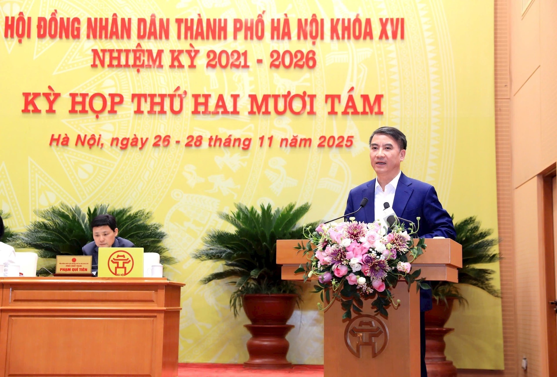 Ủy viên Ban Thường vụ Thành ủy, Phó Chủ tịch UBND thành phố Nguyễn Xuân Lưu trình bày báo cáo tóm tắt các dự thảo Nghị quyết Ủy viên Ban Thường vụ Thành ủy, Phó Chủ tịch UBND thành phố Nguyễn Xuân Lưu trình bày báo cáo tóm tắt các dự thảo Nghị quyết