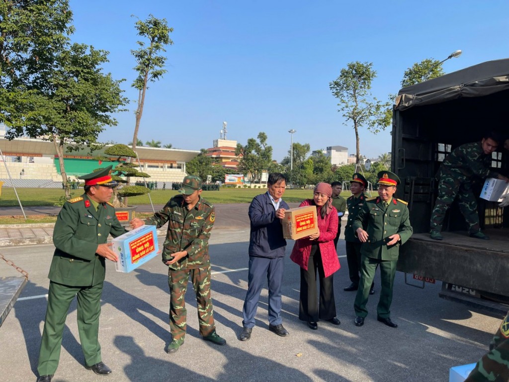 Trong chiều nay (26/11), tại Sư đoàn 301, cán bộ, chiến sĩ đang tích cực hỗ trợ vận chuyển hàng hoá lên xe để chuyển vào Gia Lai.