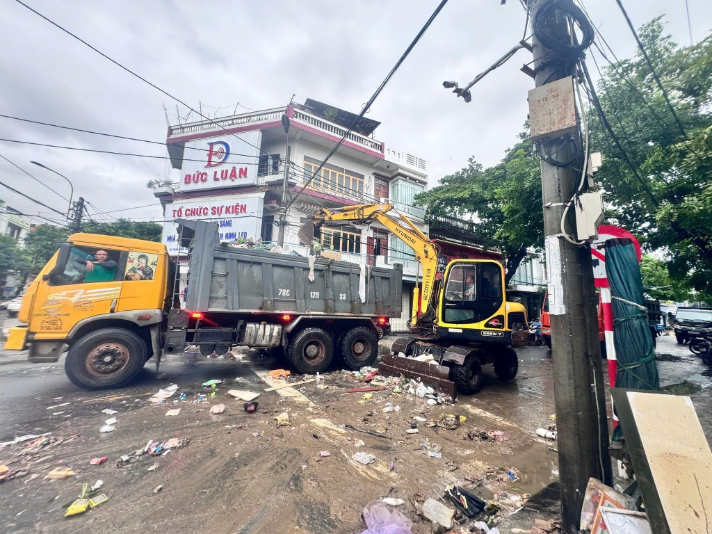 Công nhân Công ty Cổ phần Môi trường Đô thị Phú Yên huy động tối đa xe chuyên dụng để thu gom khối lượng rác thải khổng lồ sau lũ, khơi thông hệ thống cống rãnh, góp phần quan trọng ngăn chặn nguy cơ ô nhiễm Công nhân Công ty Cổ phần Môi trường Đô thị Phú Yên huy động tối đa xe chuyên dụng để thu gom khối lượng rác thải khổng lồ sau lũ, khơi thông hệ thống cống rãnh, góp phần quan trọng ngăn chặn nguy cơ ô nhiễm