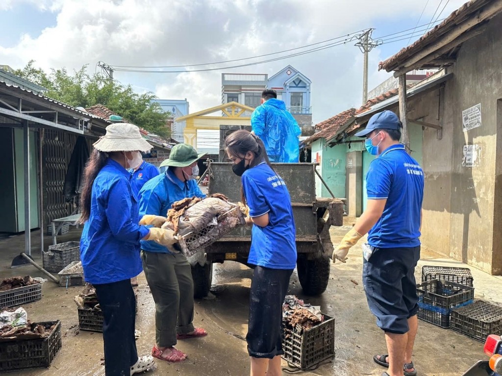 Toàn tỉnh Đắk Lắk tổng lực dọn dẹp môi trường, sớm ổn định đời sống Toàn tỉnh Đắk Lắk tổng lực dọn dẹp môi trường, sớm ổn định đời sống