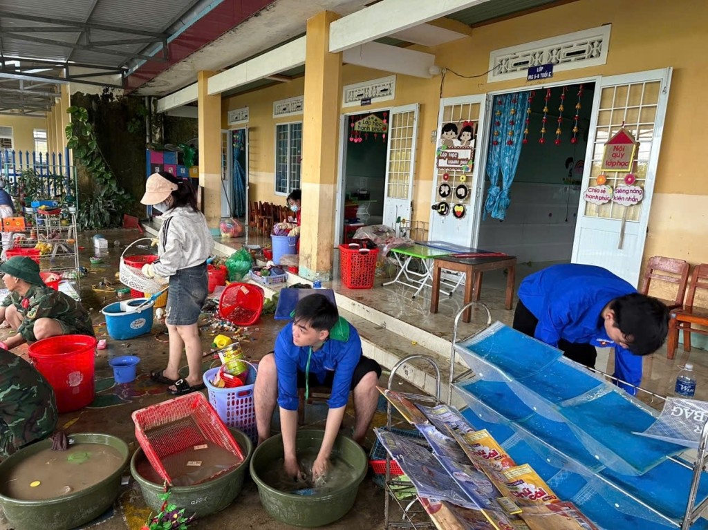 Toàn tỉnh Đắk Lắk tổng lực dọn dẹp môi trường, sớm ổn định đời sống Toàn tỉnh Đắk Lắk tổng lực dọn dẹp môi trường, sớm ổn định đời sống