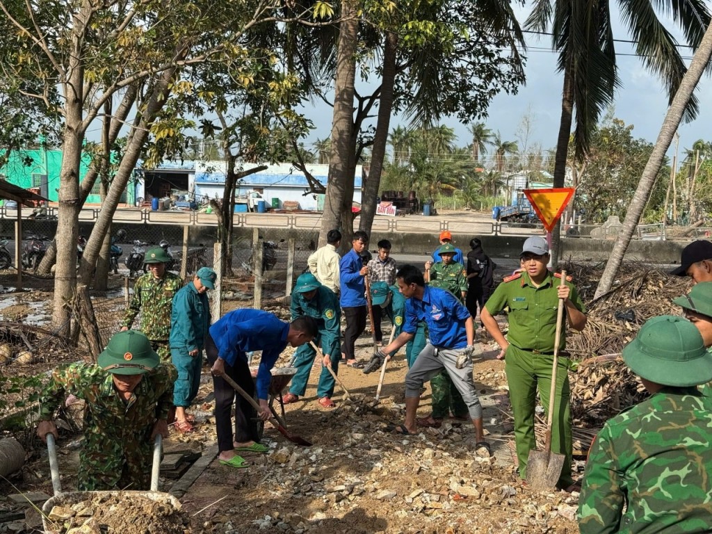 Sát cánh cùng nhân dân, lực lượng quân đội, công an và đoàn thanh niên không quản ngại khó khăn, dọn dẹp bùn đất và rác thải trên các tuyến đường Sát cánh cùng nhân dân, lực lượng quân đội, công an và đoàn thanh niên không quản ngại khó khăn, dọn dẹp bùn đất và rác thải trên các tuyến đường