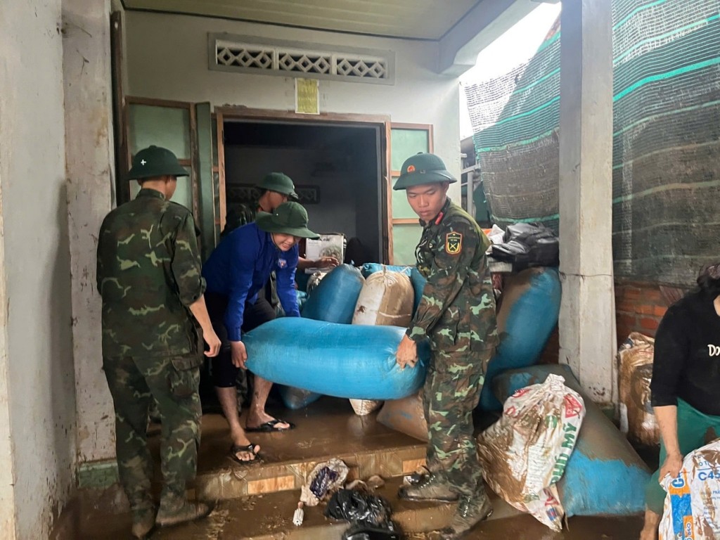 Các chiến sĩ bộ đội giúp một gia đình người dân thu dọn đồ đạc bị hư hỏng và vệ sinh nhà cửa sau khi nước rút Các chiến sĩ bộ đội giúp một gia đình người dân thu dọn đồ đạc bị hư hỏng và vệ sinh nhà cửa sau khi nước rút