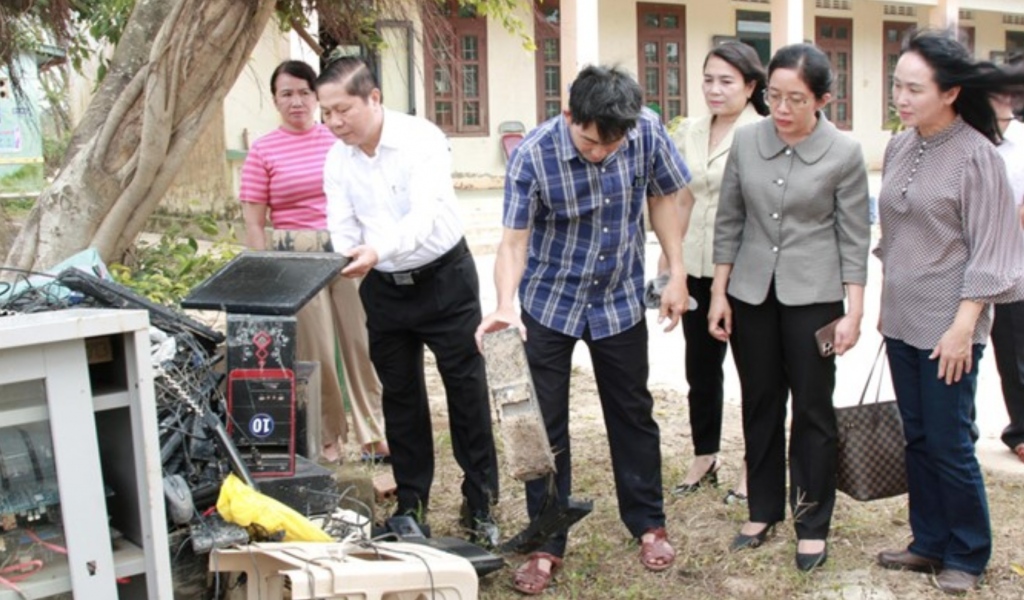 Thứ Trưởng Bộ Bộ GD&ĐT Lê Tấn Dũng cùng đoàn công tác thăm, động viên thầy và trò các trường học bị thiệt hại nặng do bão lũ tại Đắk Lắk (Ảnh: T.Tâm)