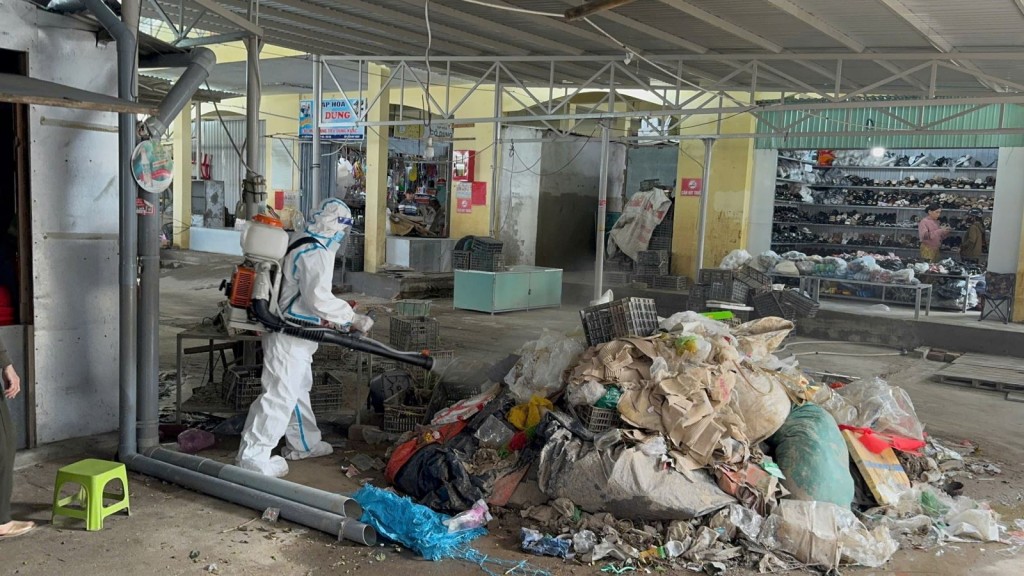 Trước nguy cơ dịch bệnh xuất hiện sau khi nước rút, các đội phản ứng nhanh về phòng chống dịch bệnh của Trung tâm Kiểm soát bệnh tật tỉnh cũng đã nhanh chóng phun hóa chất khử khuẩn tại các khu vực trọng yếu, nơi dễ phát sinh các bệnh truyền nhiễm do ngập sâu, ngập lâu ngày và khu vực có rác thải, động vật chết Trước nguy cơ dịch bệnh xuất hiện sau khi nước rút, các đội phản ứng nhanh về phòng chống dịch bệnh của Trung tâm Kiểm soát bệnh tật tỉnh cũng đã nhanh chóng phun hóa chất khử khuẩn tại các khu vực trọng yếu, nơi dễ phát sinh các bệnh truyền nhiễm do ngập sâu, ngập lâu ngày và khu vực có rác thải, động vật chết