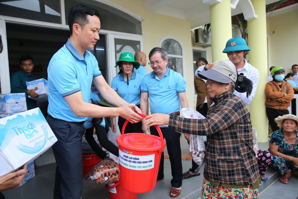 Ở xã Xuân Lộc, từng phần quà đã đến tay bà con nhân dânBSR trao hỗ trợ Trường Tiểu học và THCS Cù Chính Lan