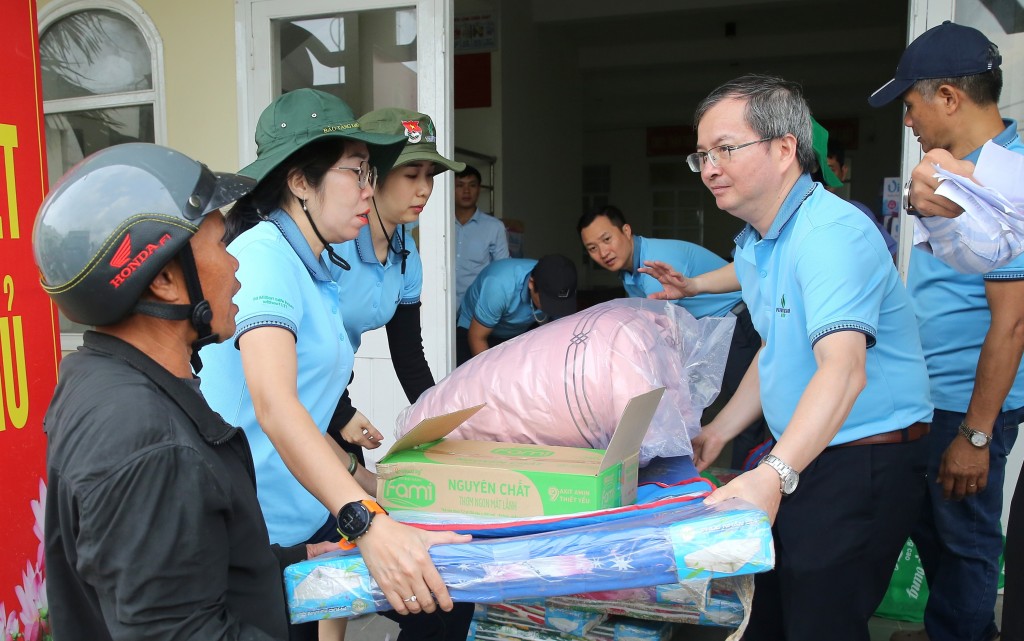 Những phần hỗ trợ thiết thực, ý nghĩa của người lao động BSR đã đến với bà con vùng lũ Đắk Lắk