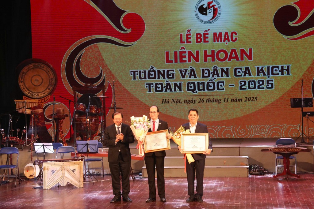 Ban Tổ chức trao Huy chương Vàng vở diễn