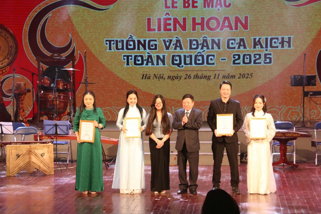 Ban Tổ chức trao giải cho các thành phần sáng tạo xuất sắc