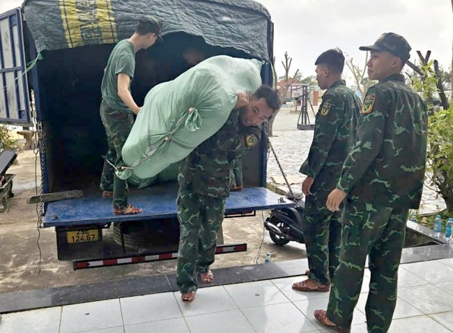 Những chuyến xe nghĩa tình xuyên đêm đến với đồng bào Gia Lai