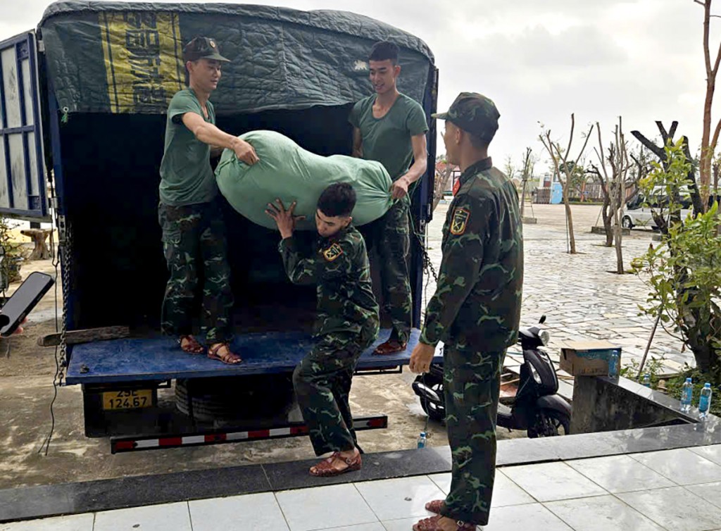 Những chuyến xe nghĩa tình xuyên đêm đến với đồng bào Gia Lai