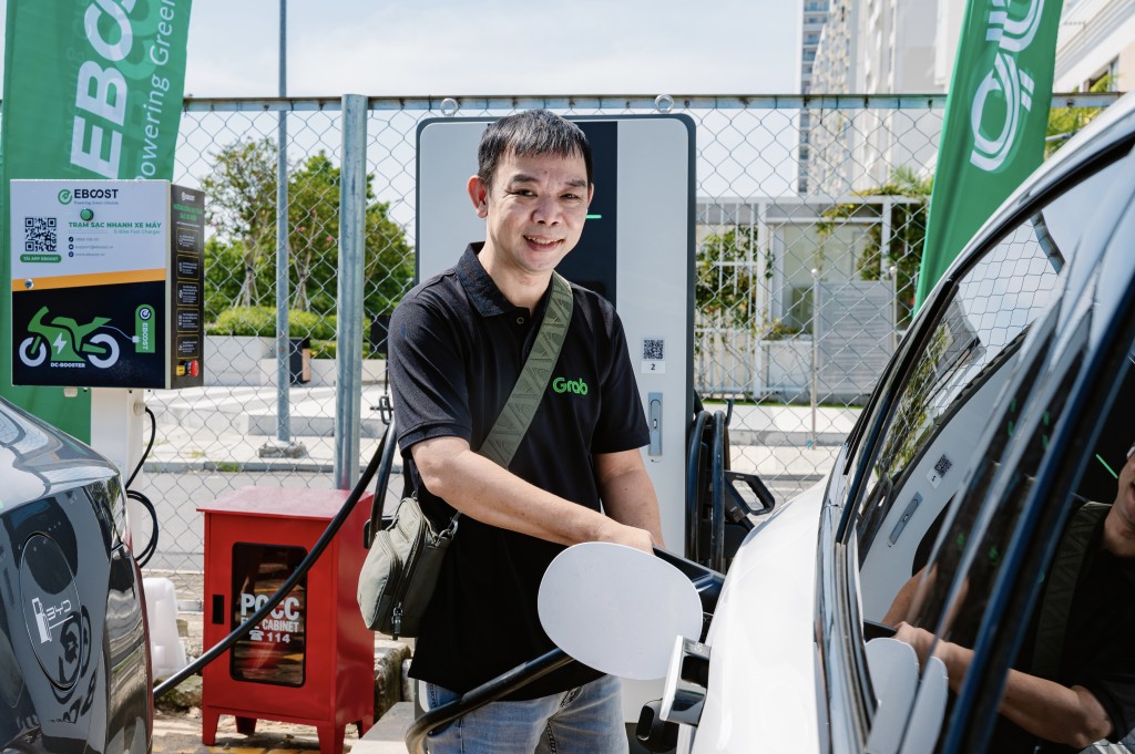 Bác tài Grab trải nghiệm trạm sạc của EBOOST Bác tài Grab trải nghiệm trạm sạc của EBOOST