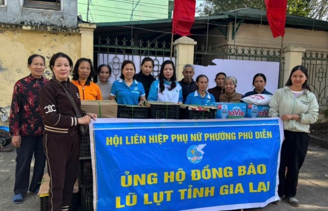 Phụ nữ phường Phú Diễn chung tay hướng về đồng bào miền Trung
