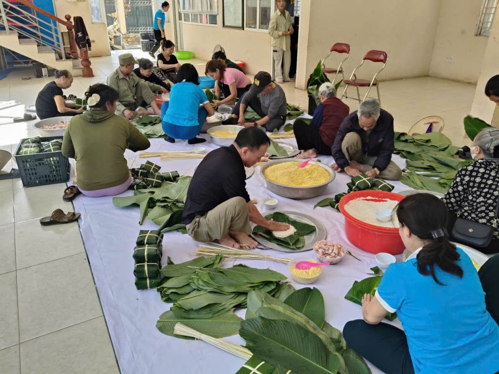 Phụ nữ phường Phú Diễn chung tay hướng về đồng bào miền Trung Phụ nữ phường Phú Diễn chung tay hướng về đồng bào miền Trung